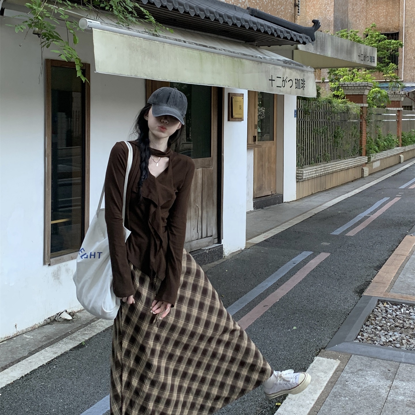 2025早秋新款设计感V领针织上衣格子半身裙两件套