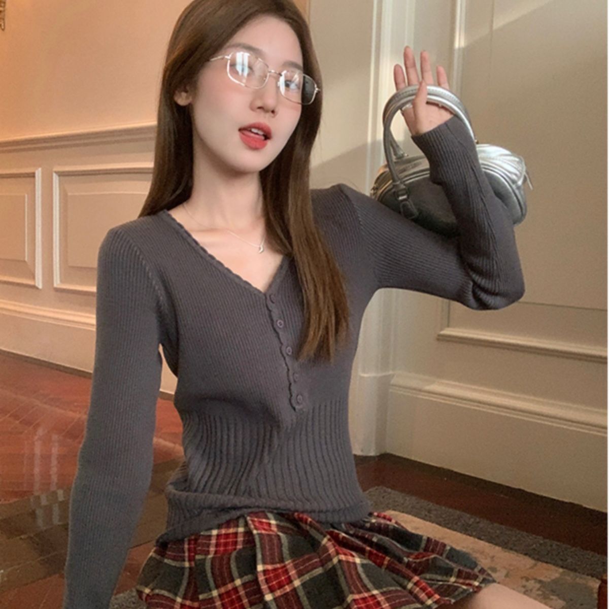 别致修身V领纽扣收腰打底衫女早秋减龄内搭高级感毛衣针织衫上衣