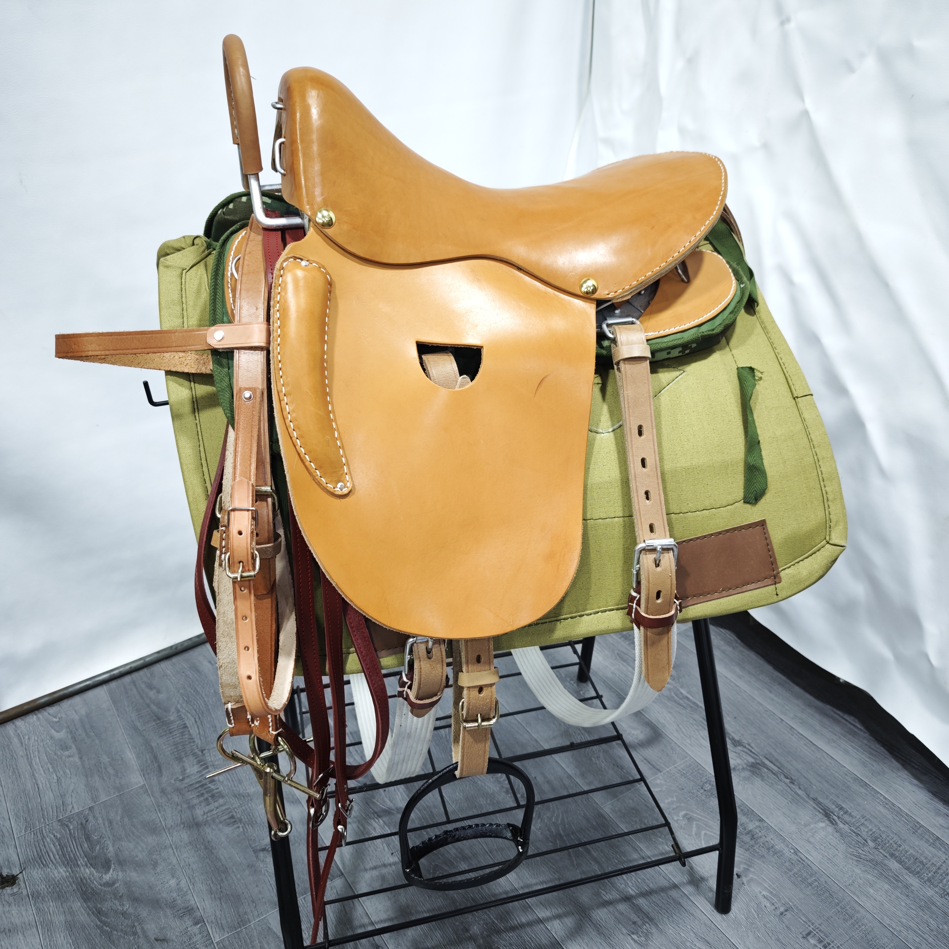 精品黄牛皮三花马鞍木板加钢板骨架配全套牛皮配件