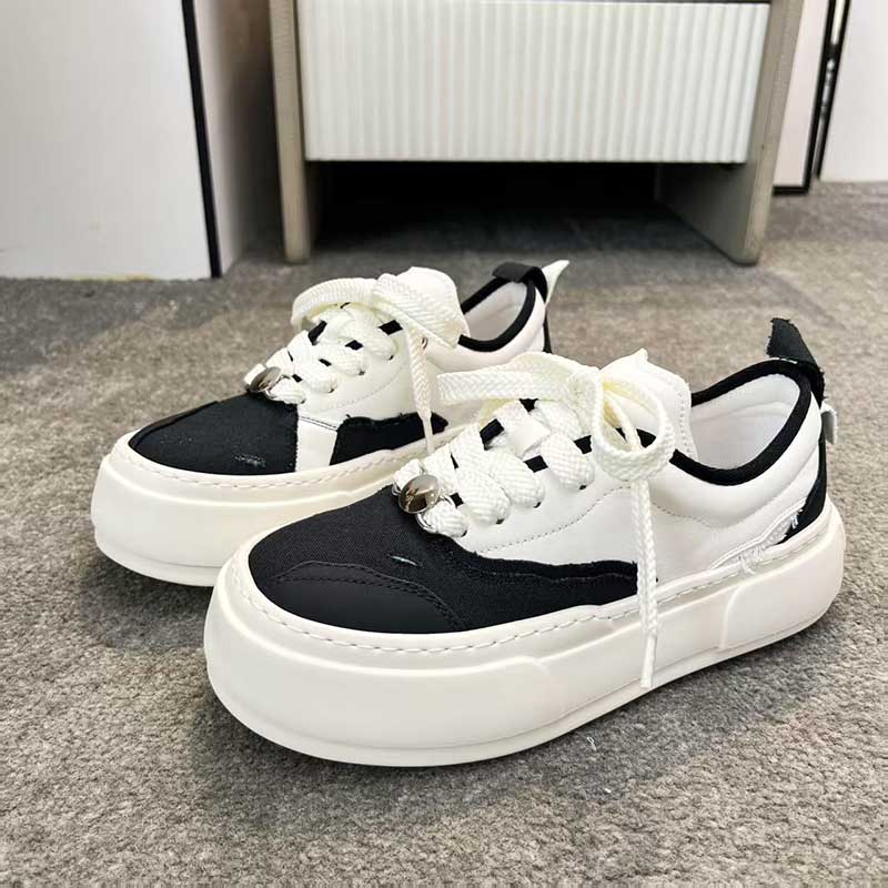 新款真皮男鞋潮牌设计ins超火黑白鸳鸯厚底轻便牛仔布面包板鞋男