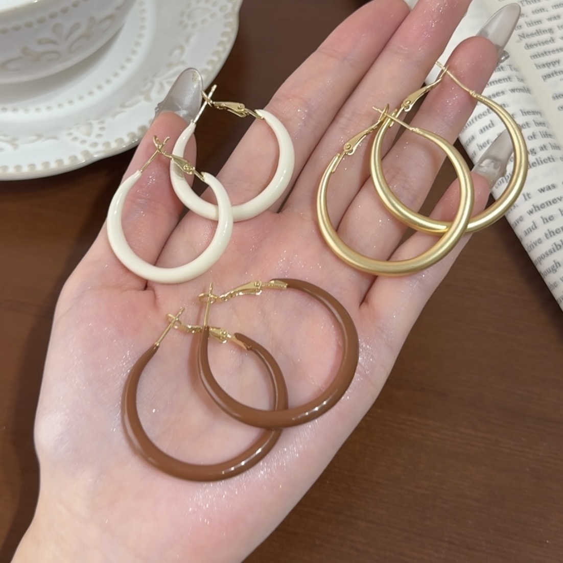 铜合金树脂耳饰 高级感大圆圈素圈耳钉女2025爆款百搭简约耳饰