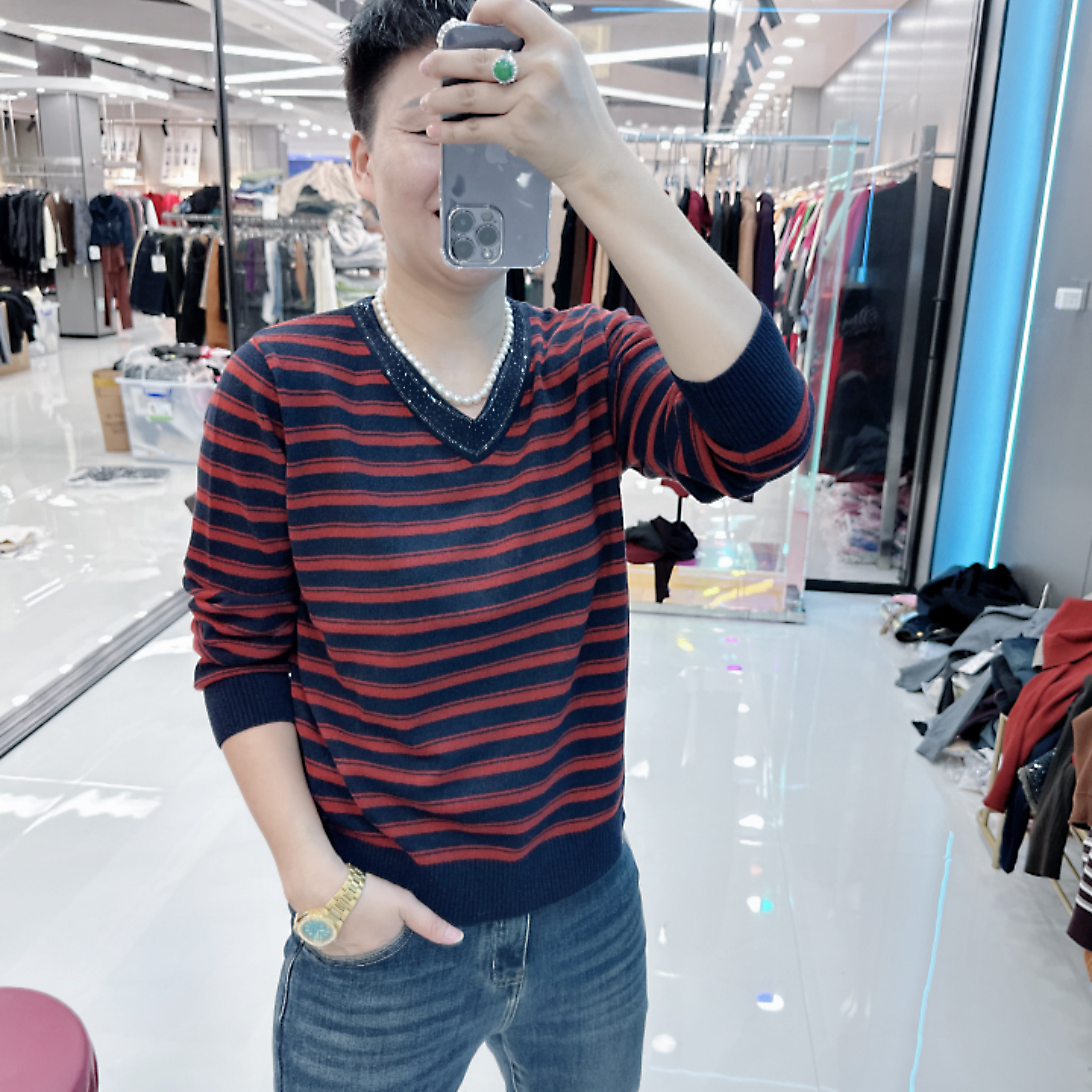 珍珠亲肤绒超好穿不起球5色条纹烫钻V领毛衫0821品