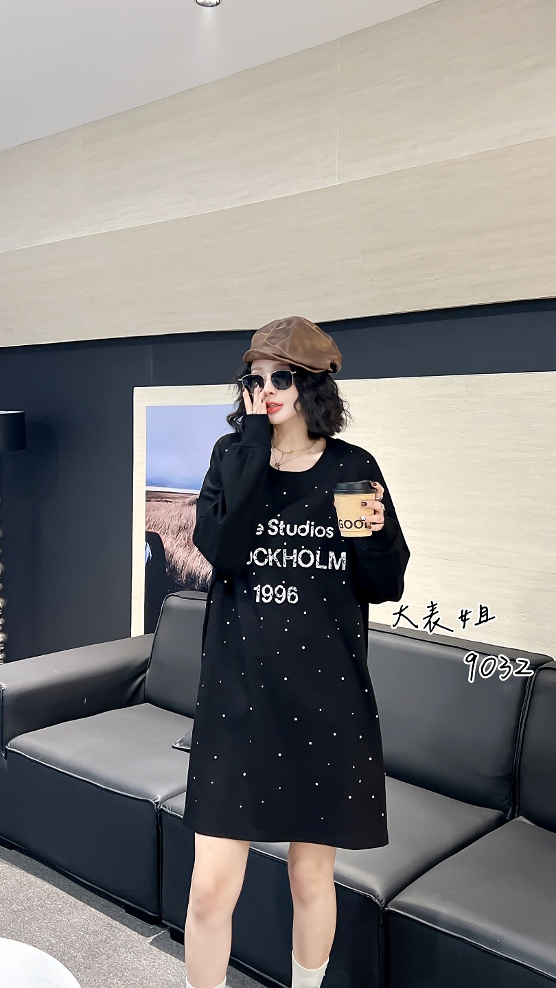 9032加大码高街烫钻字母早秋季新款长袖T恤女宽松设计感上衣