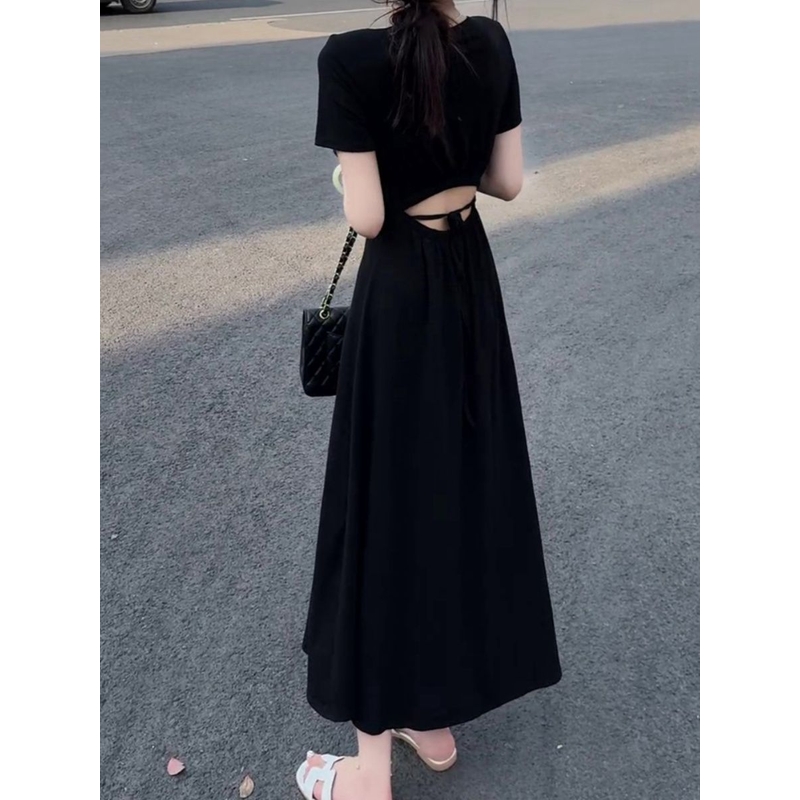 法式赫本风后背镂空收腰连衣裙女2025夏季新款时尚气质显瘦小黑裙