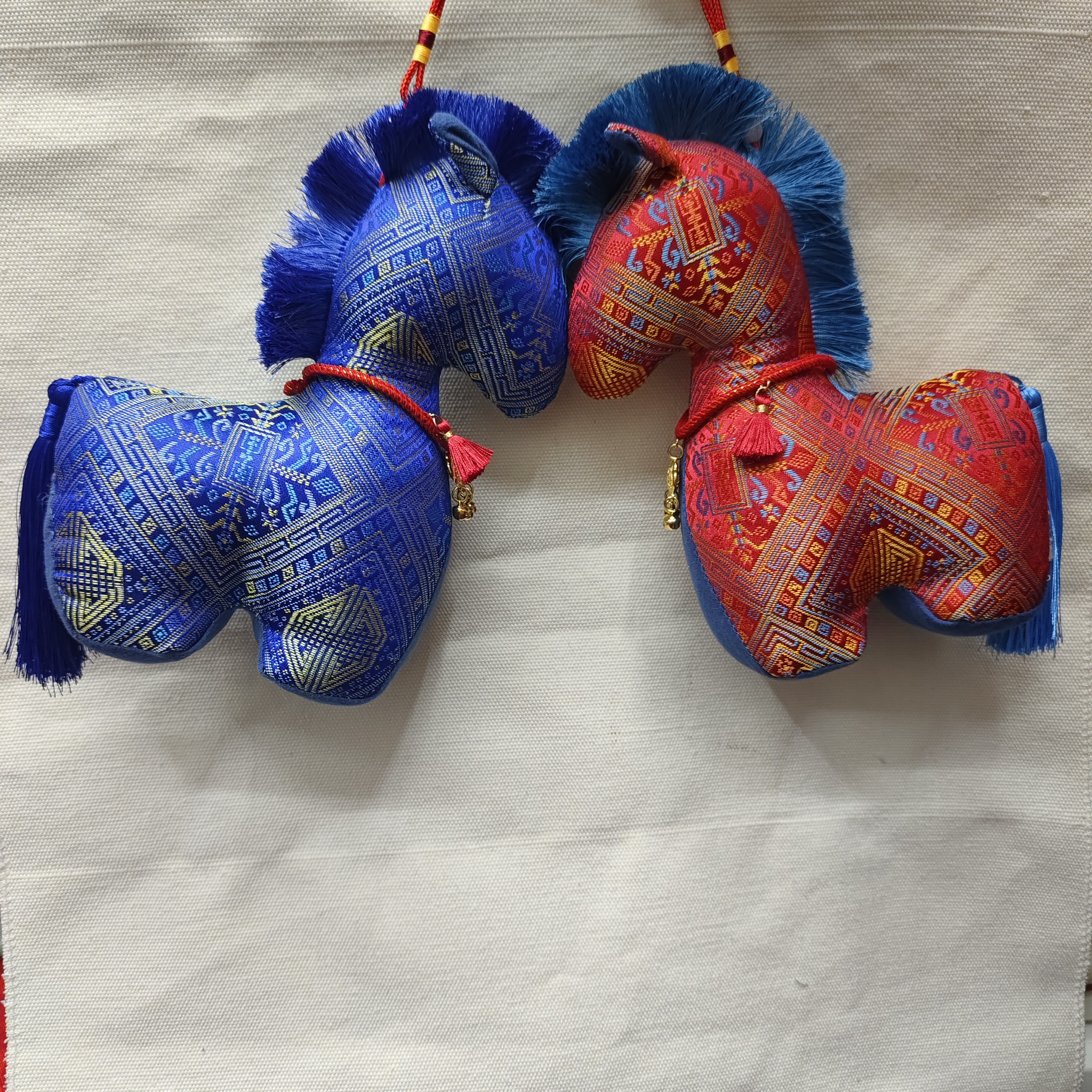 民族风丝绸宝马玩偶成品