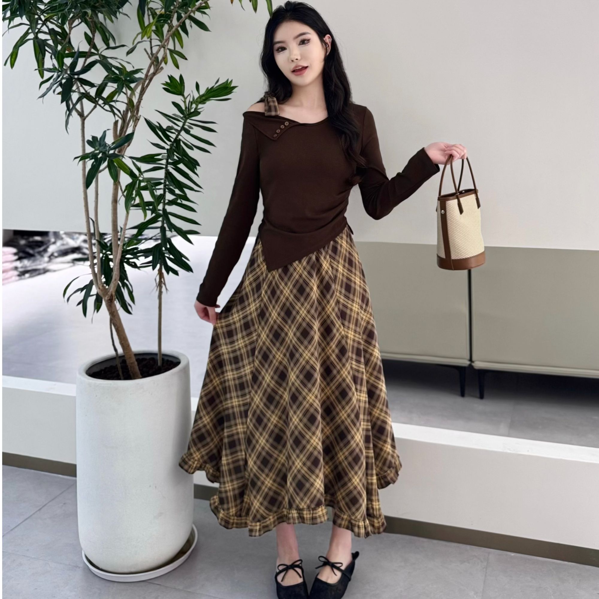 2025早秋新款时尚设计感小众绑带露肩长袖T恤+高腰格子半身裙套装