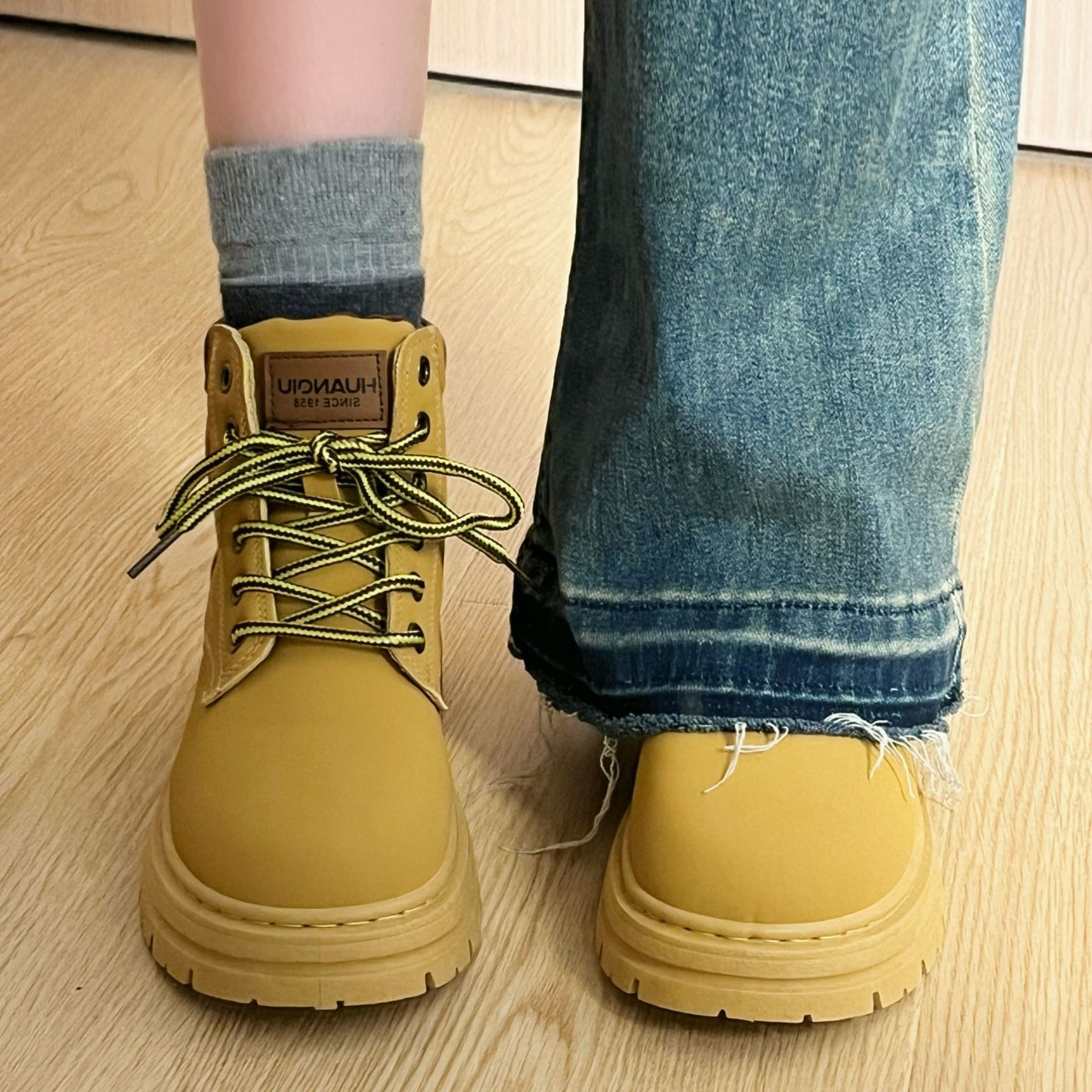 环球登山马丁靴女2025秋季新款英伦时尚靴子百搭琥珀流光风大黄靴