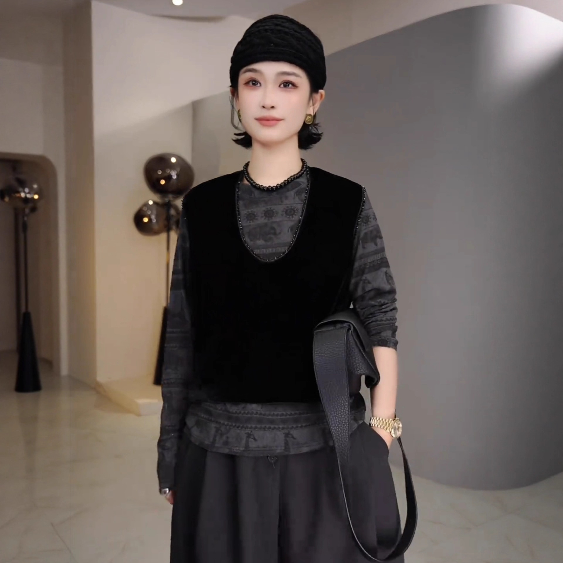 黑色丝绒重工马女2025秋季新款高级感宽松时尚百搭叠穿坎肩马夹