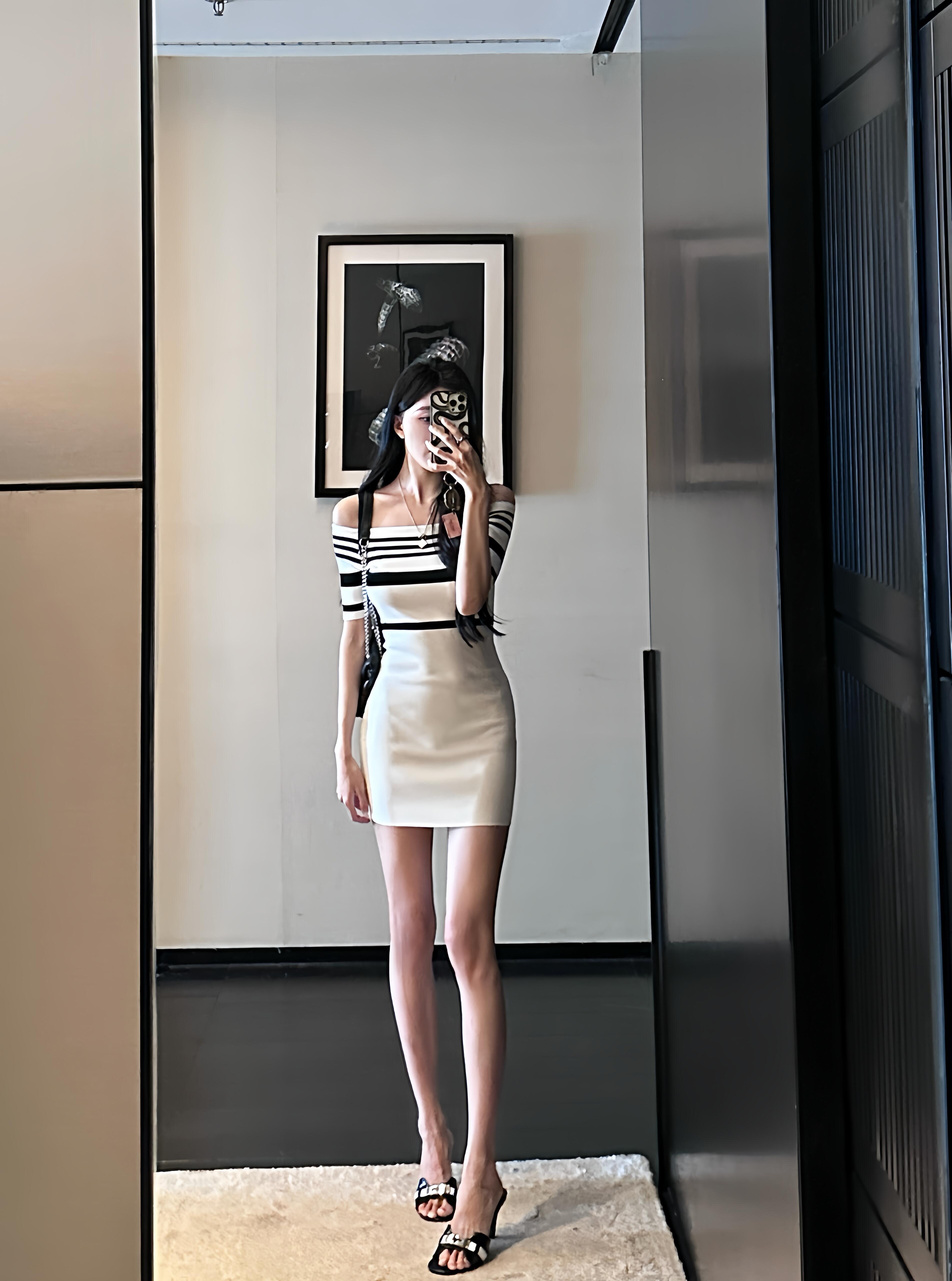 一字领撞色黑白条纹中袖针织连衣裙