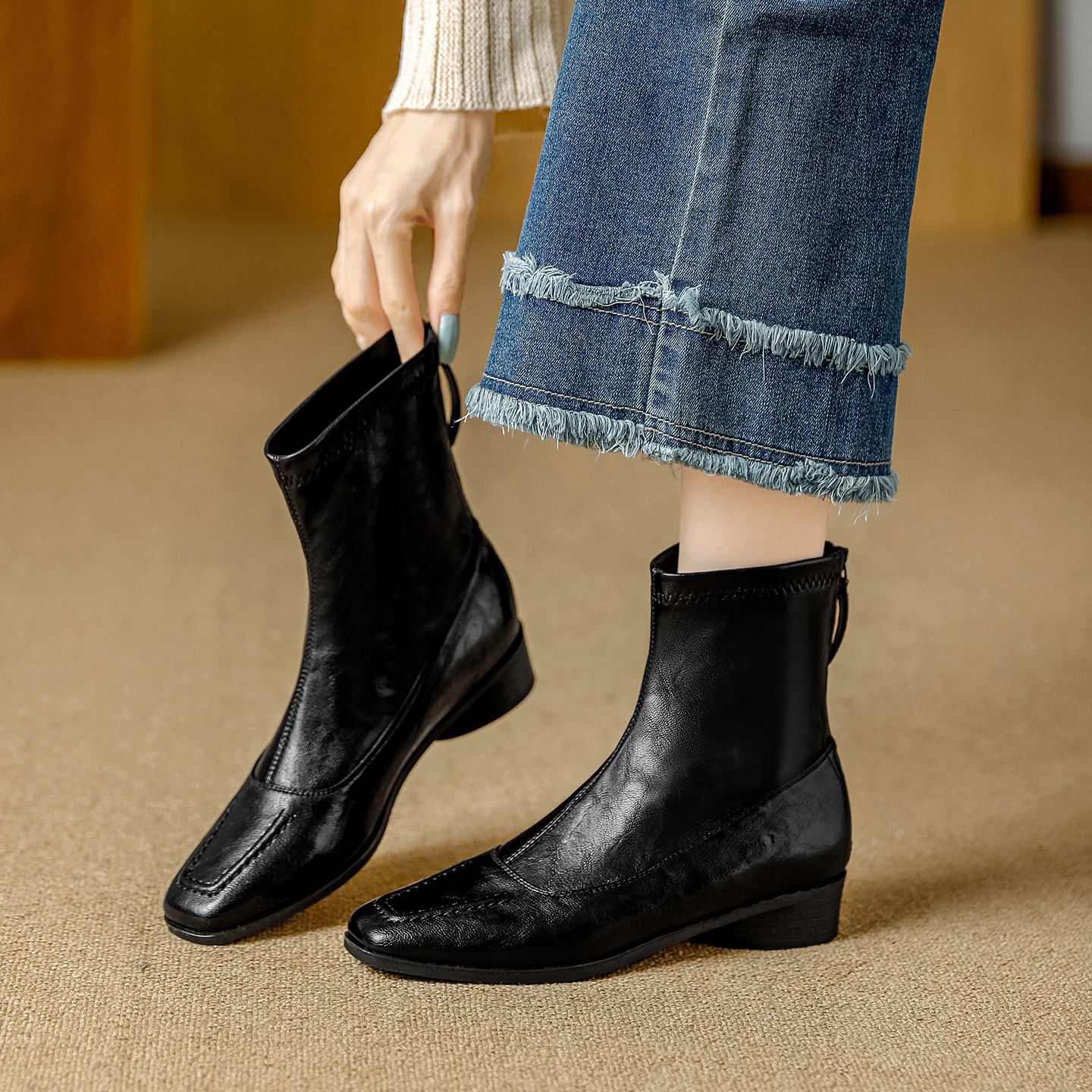 低跟短靴女复古2025年新款秋冬方头瘦瘦靴方头软皮粗跟马丁靴