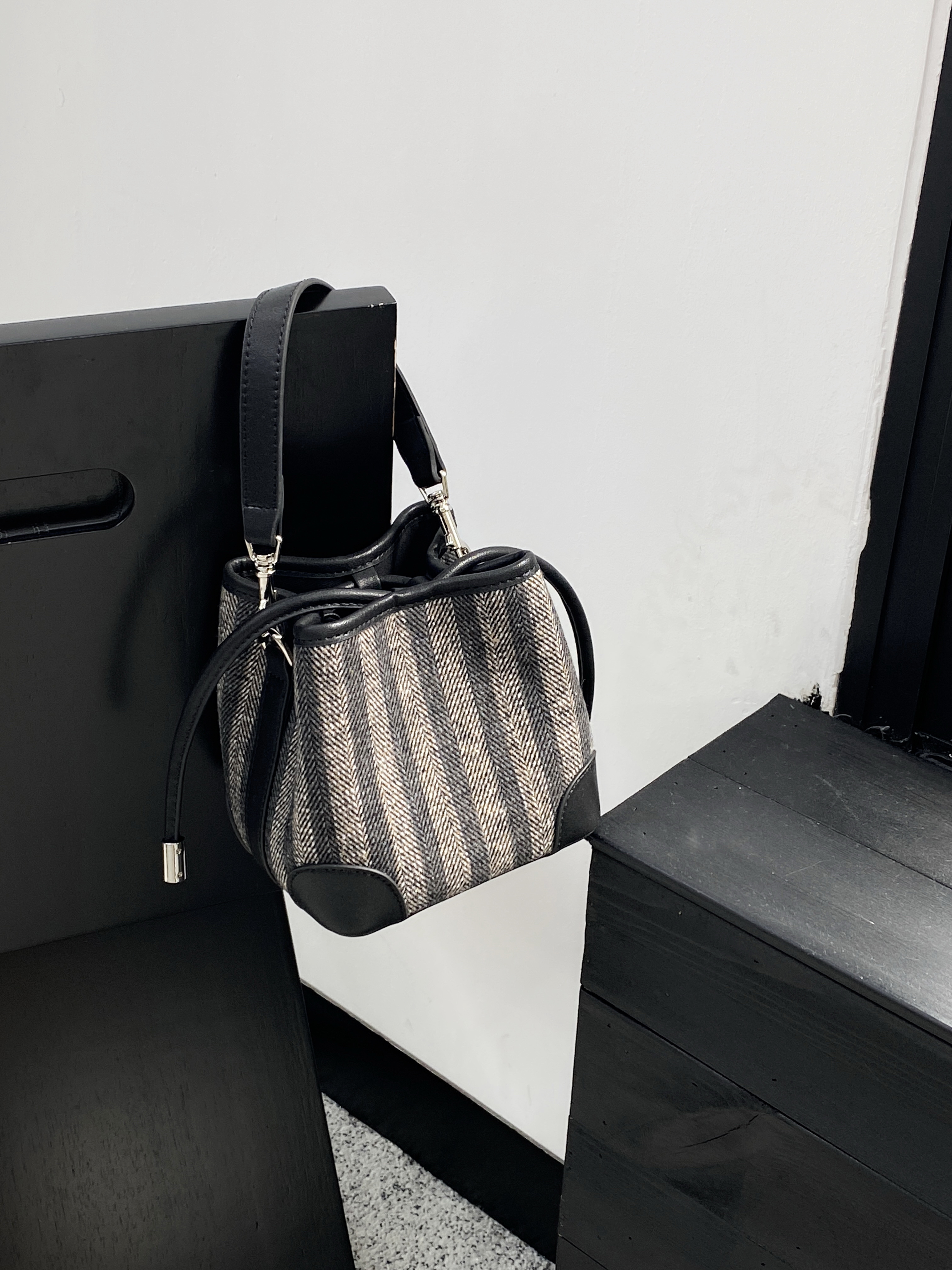 小方包托特包法式单肩包百搭小众斜跨磨砂条纹水桶包手拿包女款