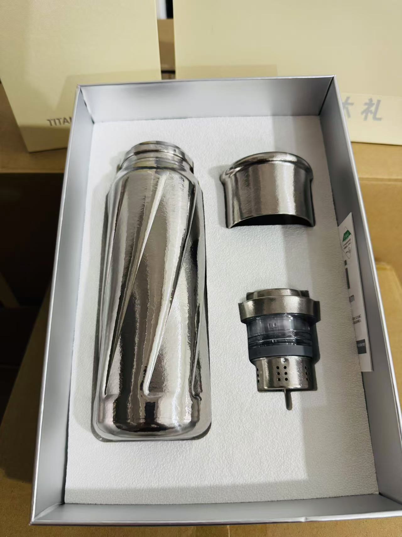 “双11”时来运转500ml纯钛磁吸双层机械温显便携大容量纯钛保温杯