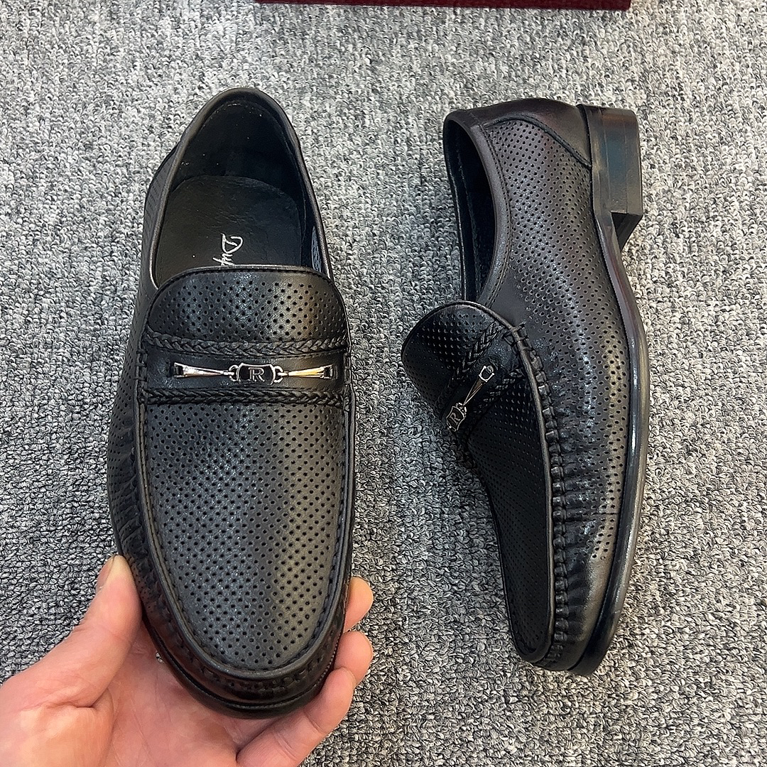 35码起纯色透气镂空圆头商务平跟洞洞鞋春季百搭男士夏季凉皮鞋