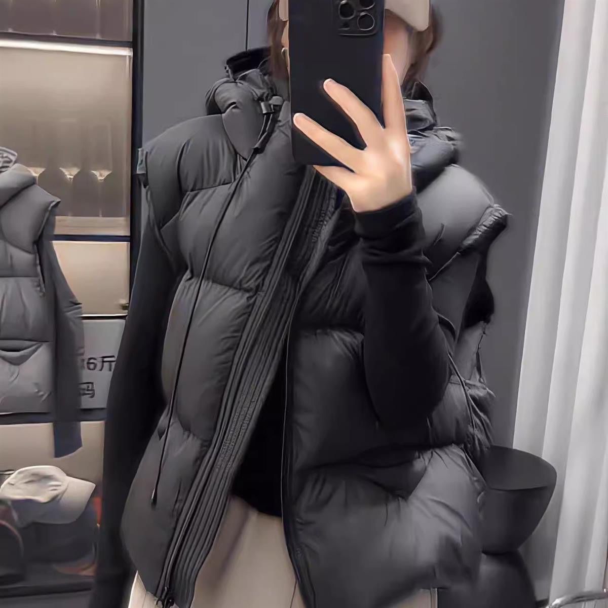 鸭绒马甲2025轻柔新款蓬松连帽小个子修身短款宽松外套秋冬时尚