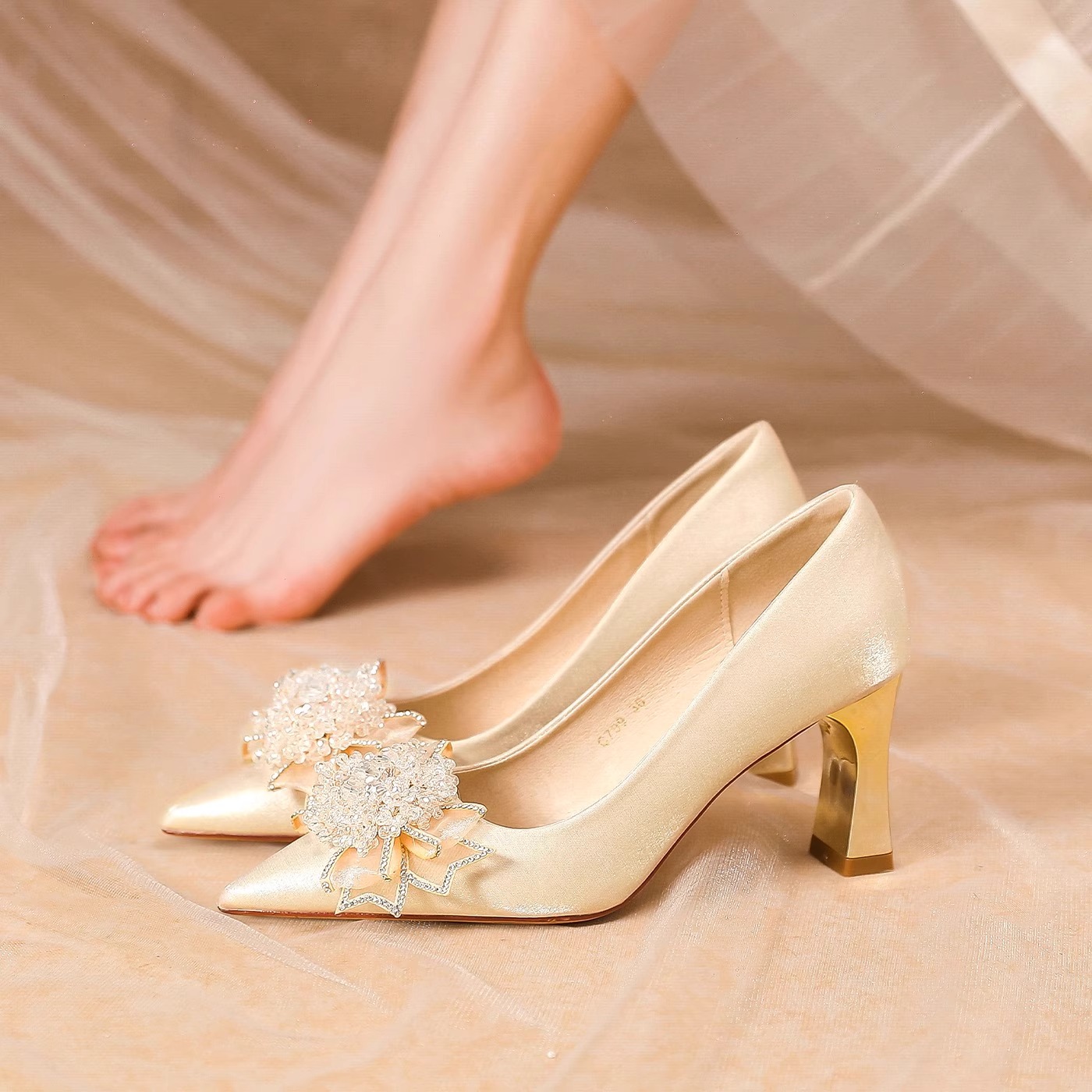 法式绸缎高跟鞋女主婚纱婚鞋新娘鞋大码粗跟不累脚伴娘鞋日常可穿