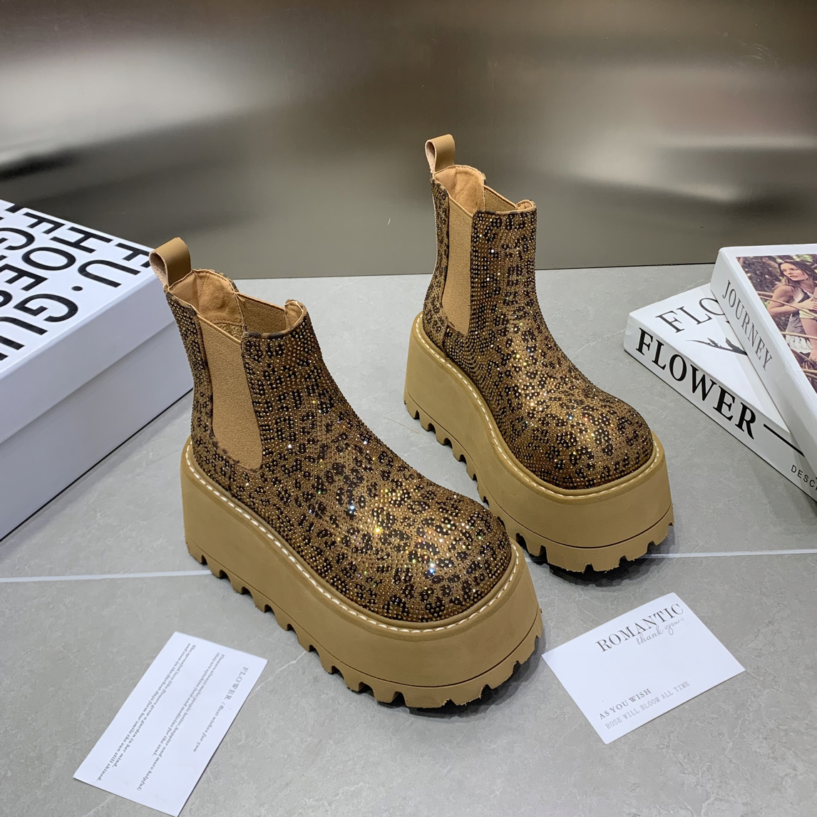 2025秋季新款厚底增高满钻马丁靴女英伦风小个子短筒靴百搭烟筒靴