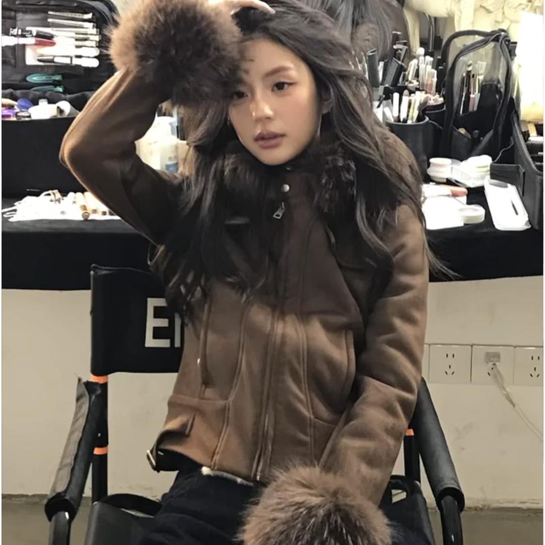 深棕色麂皮绒毛领连帽外套女秋冬2025年新款修身显瘦皮毛一体外衣