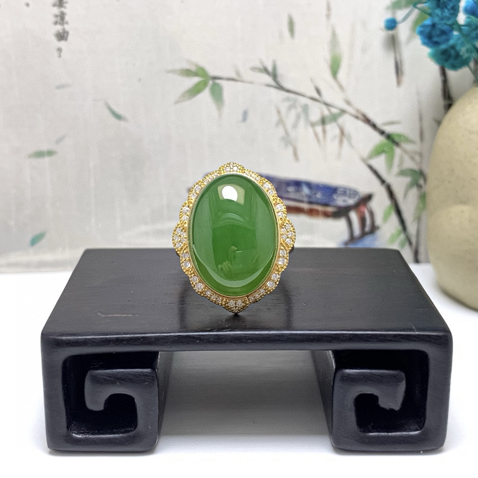 18k金镶嵌天然和田碧玉戒指 阳绿 菠菜绿 透光翠绿13×18mm