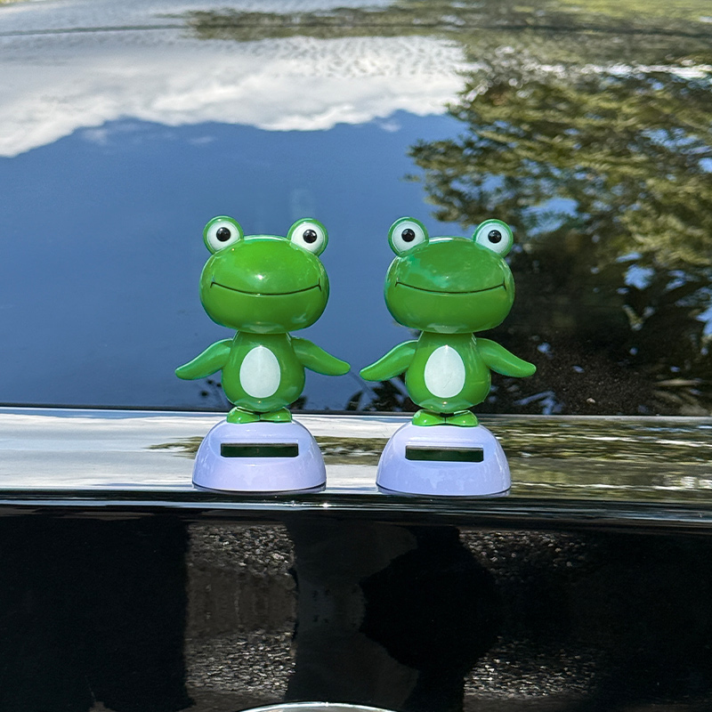 车载太阳能摇摆青蛙摆件汽车内饰仪表台车顶后备箱装饰摆件小青蛙