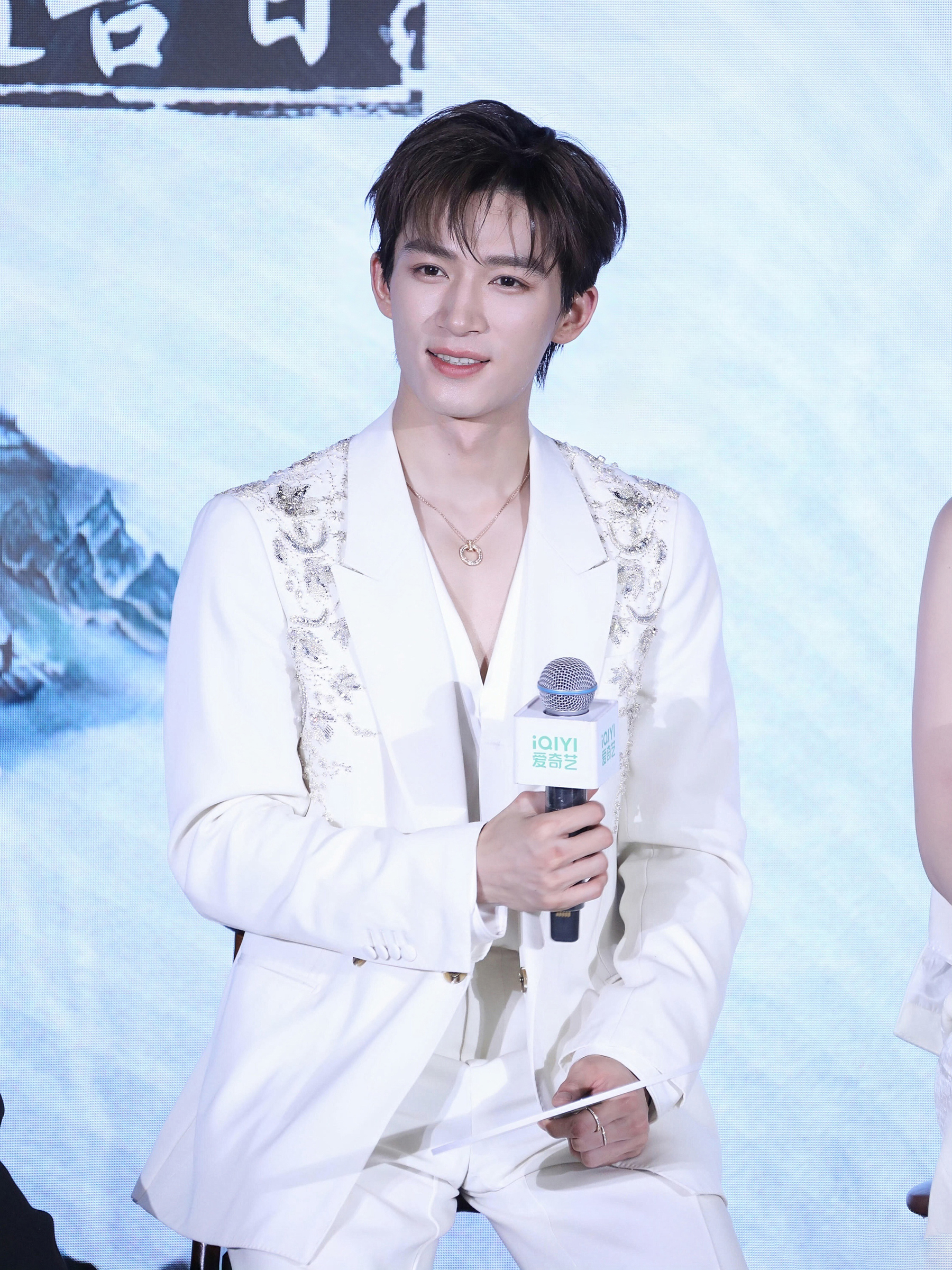 王星越明星同款白色珠片绣花西装男设计师款时尚痞帅宴会西服套装