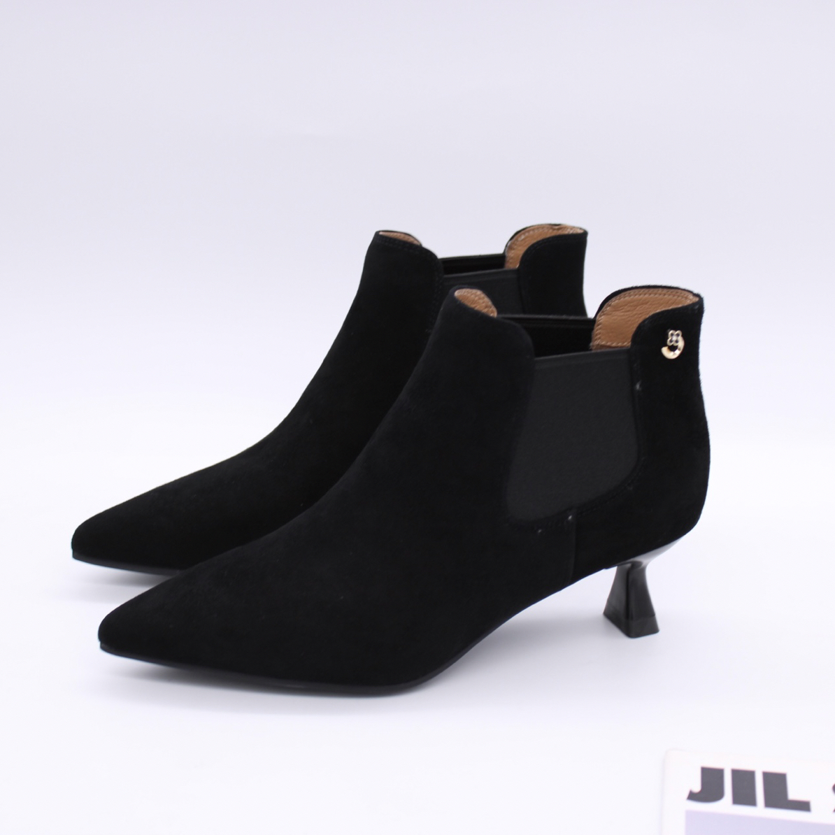 细跟尖头反绒面时装短靴