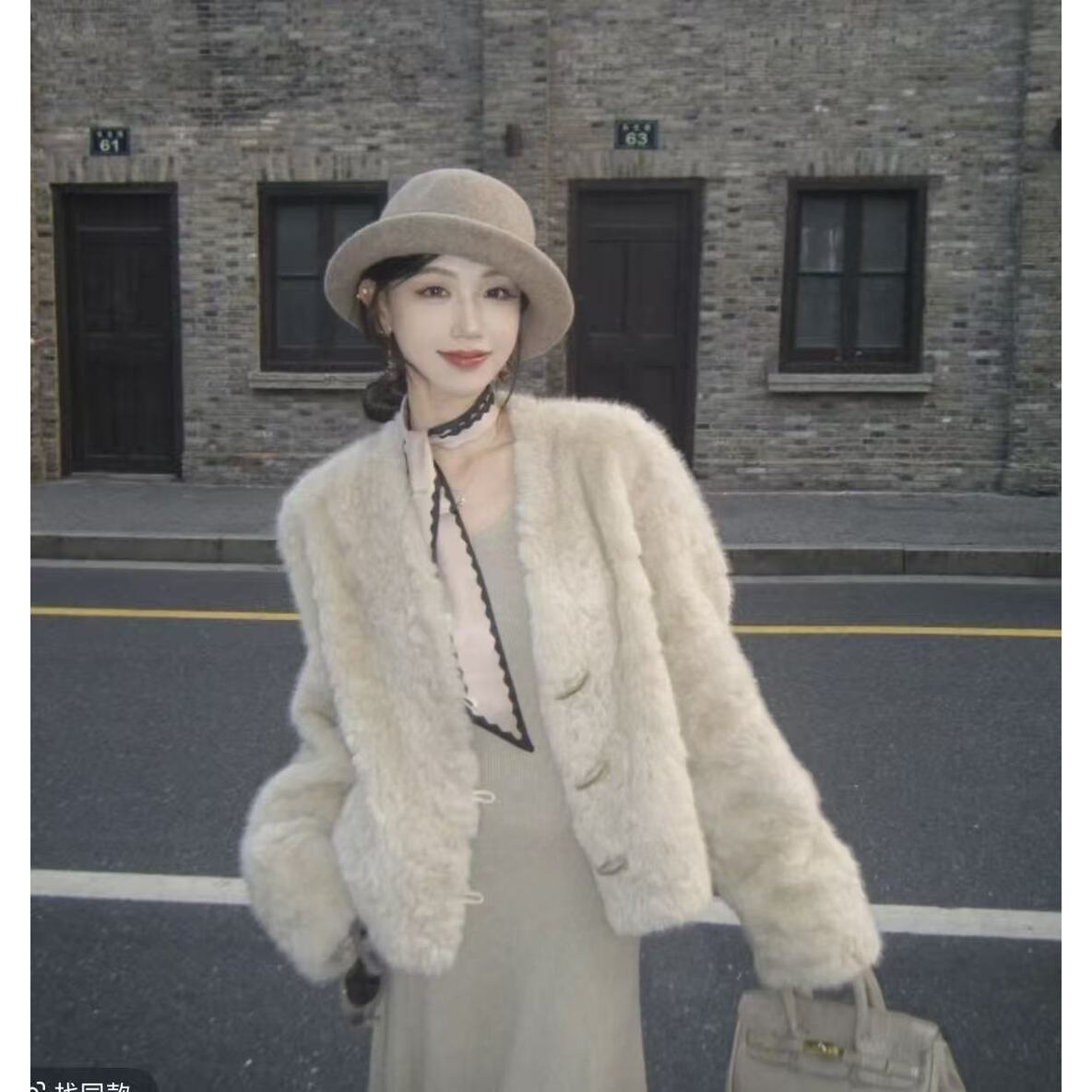 秋冬新款短款牛角扣V领时尚百搭气质花狐毛毛毛外套