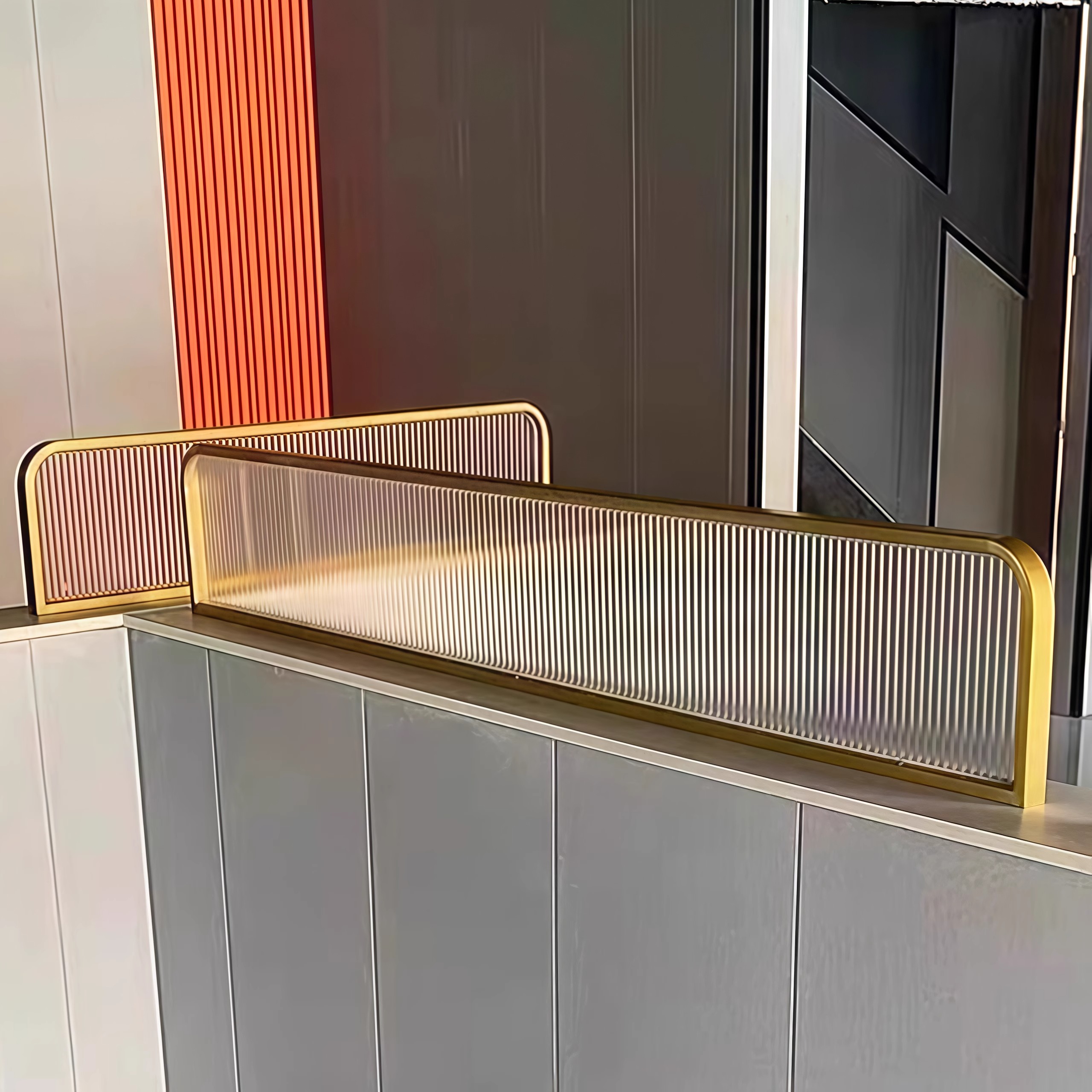 定制简约高档    餐厅卡座矮隔断长虹玻璃不锈钢铁艺加高围栏装饰