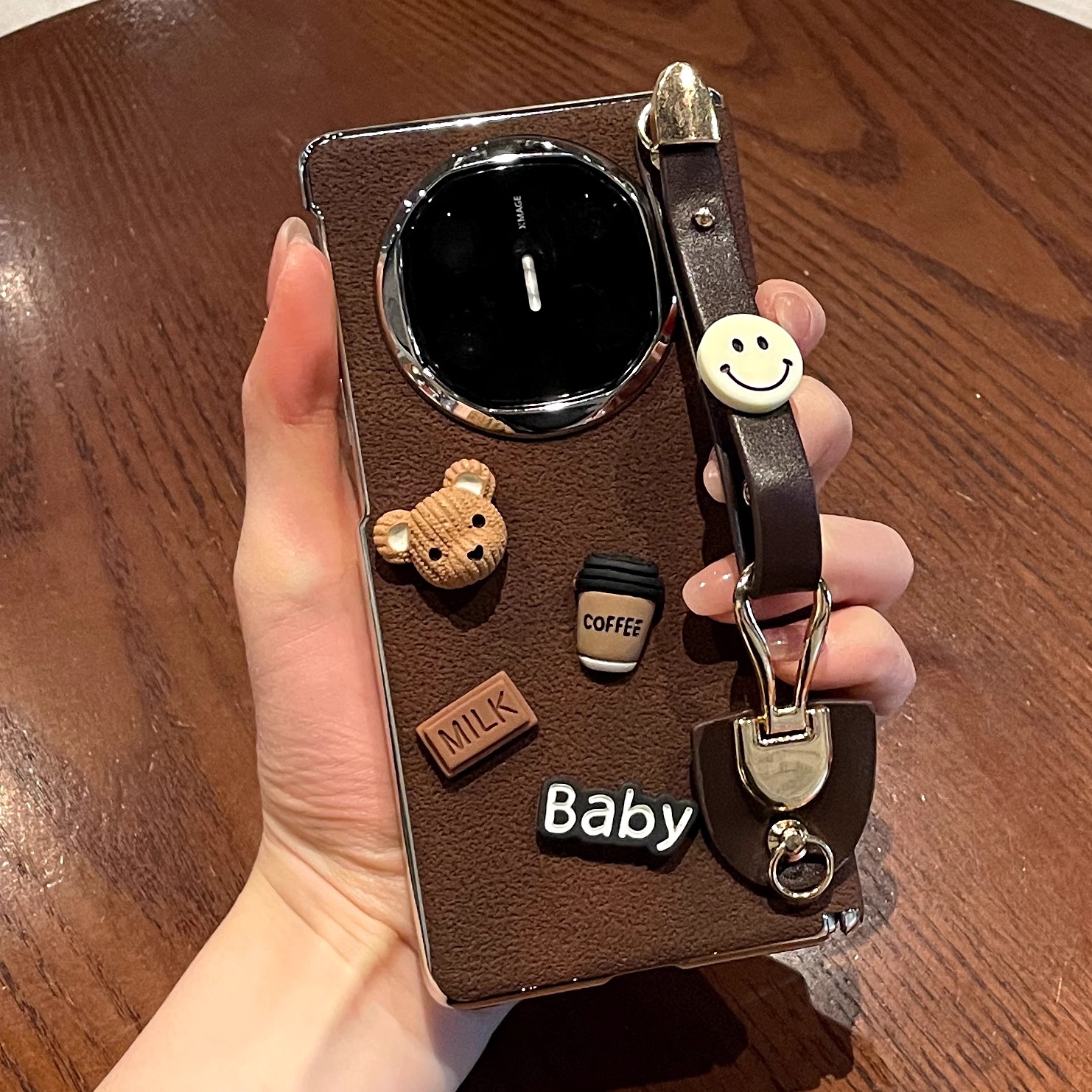 适用华为matex6手机壳matex5典藏版折叠屏咖啡小熊调节腕带保护套