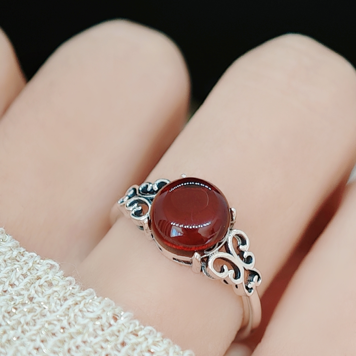 s925银正圆蝴蝶血色琥珀精致戒指