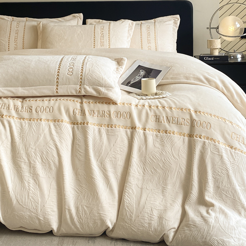 2025新款宇航A类轻奢风芭蕉叶牛奶绒绣花四件套