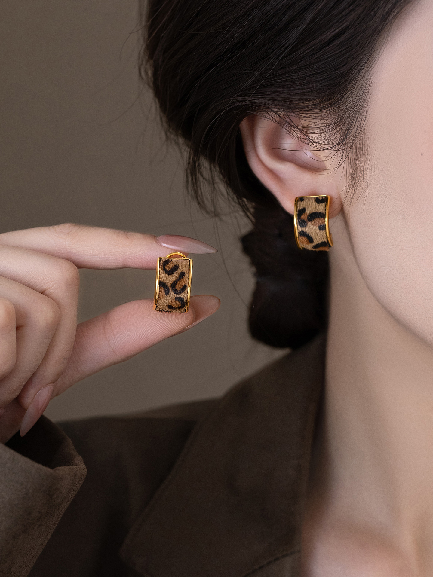 铜合金耳饰 秋冬美拉德豹纹C圈耳钉女2025新款爆款显脸小耳环耳饰