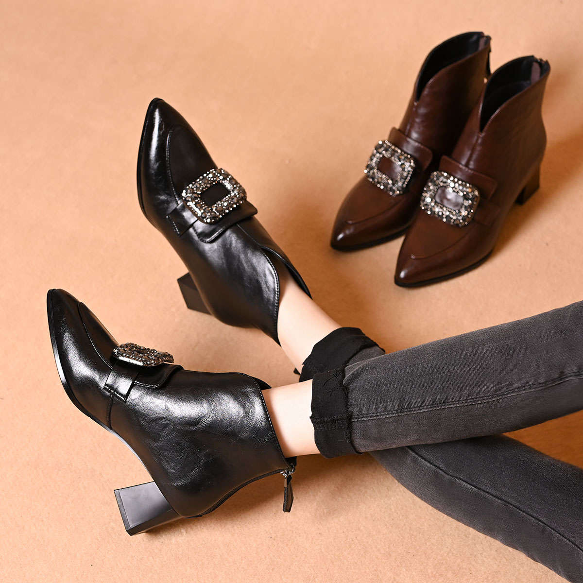 【万达撤柜】洋气小短靴女靴秋冬款尖头短靴单靴尖头中跟粗跟水钻