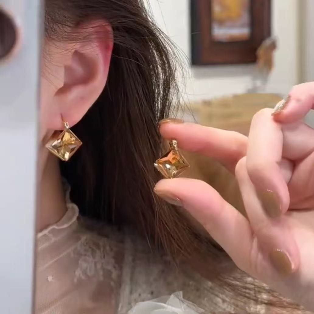 秋冬流光风香槟色仿锆方糖耳扣轻奢高级感气质百搭几何耳环女耳饰