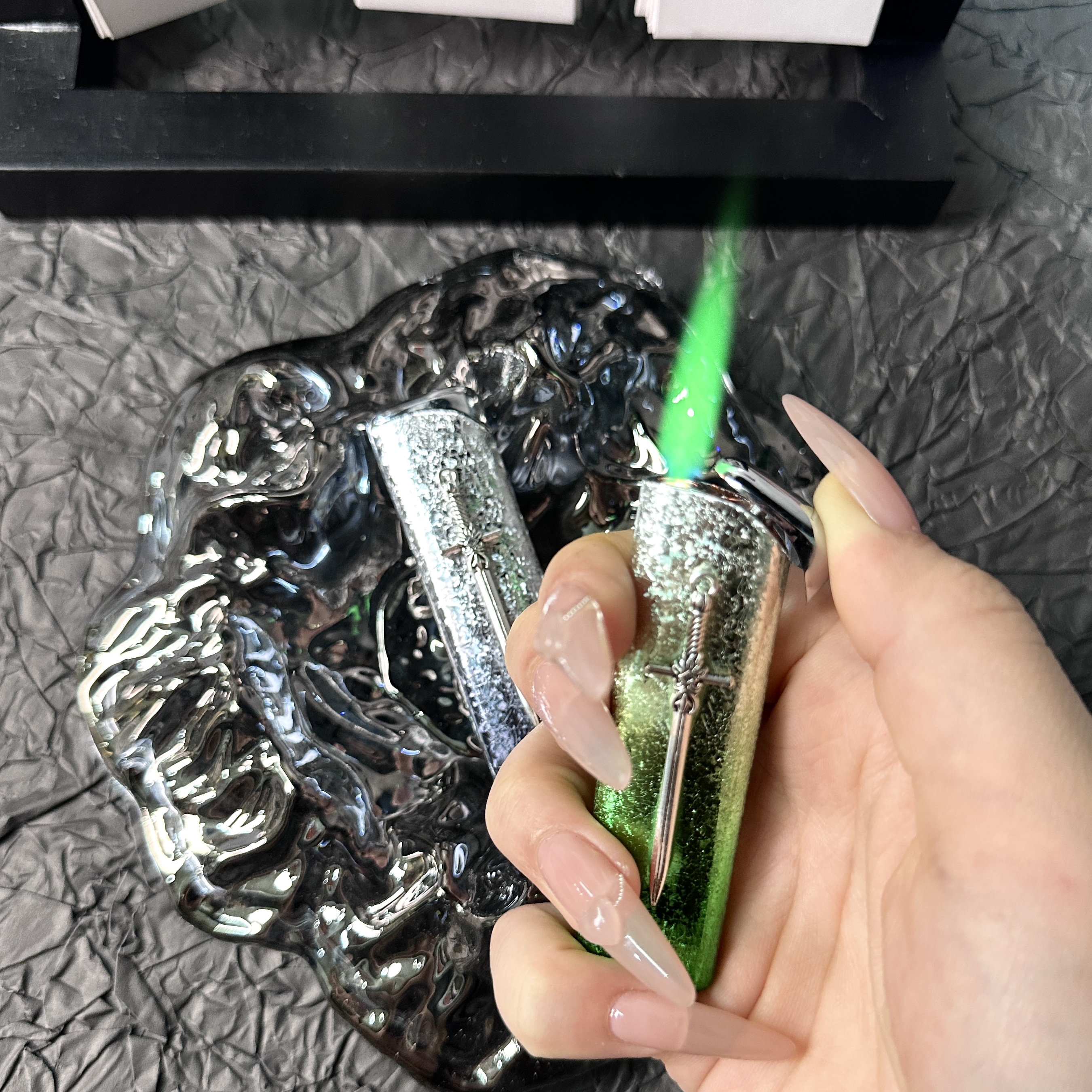 【原创】新款小众时尚立体冰花渐变防风绿焰打火机送情侣礼物精致