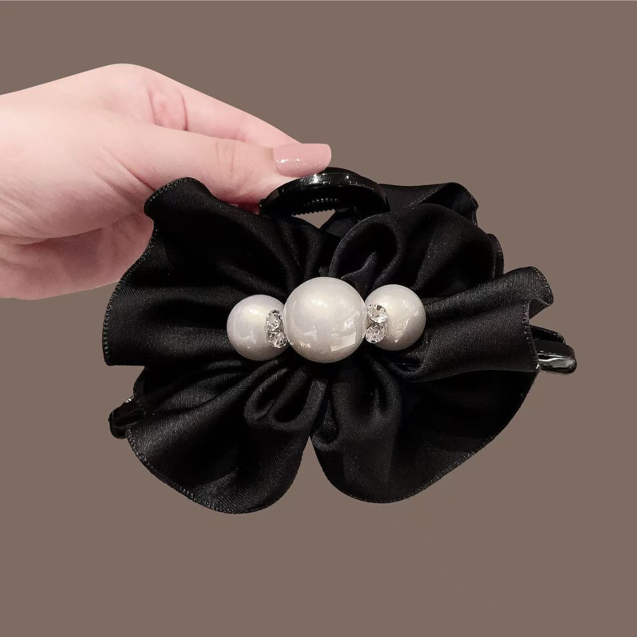 高端精致珍珠褶皱花夹2025全新时尚头型大发量好看的鲨鱼夹