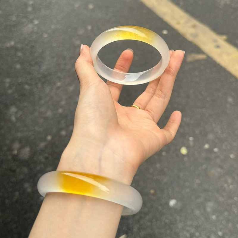 高冰货头白月光一口糖扁条手镯女款石英岩玉白冰飘黄正圈玉石镯子