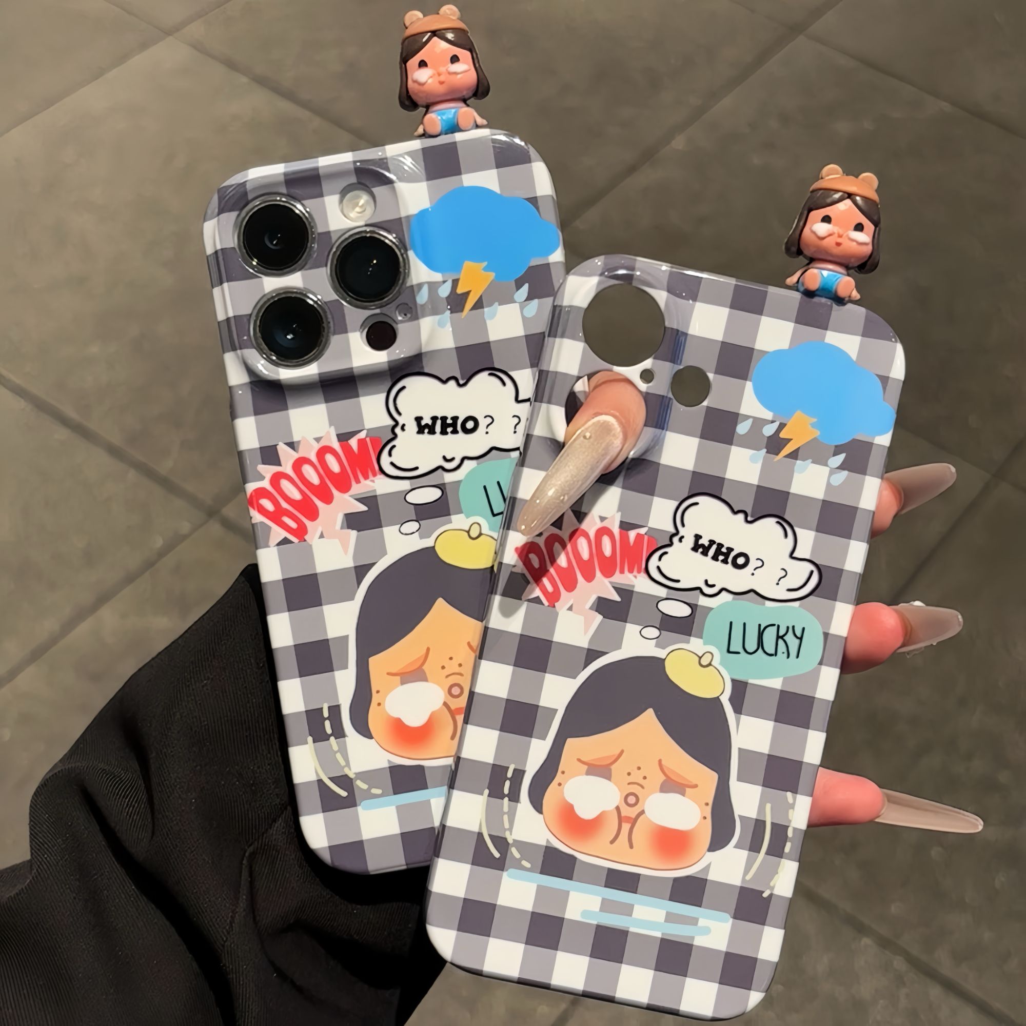 格纹哭娃公仔适用苹果15/16promax手机壳华为p70vivo小米12oppo套