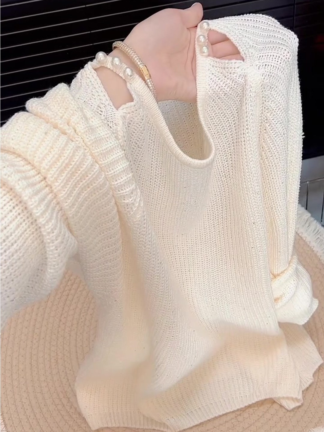 法式复古长袖圆领镂空杏色上衣女2025早秋简约软糯宽松减龄针织衫