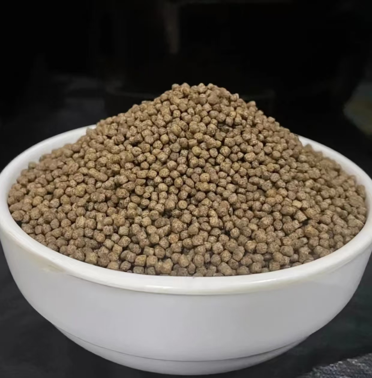 莲叶间金鱼百褶元宝泰狮增色高蛋白上浮料