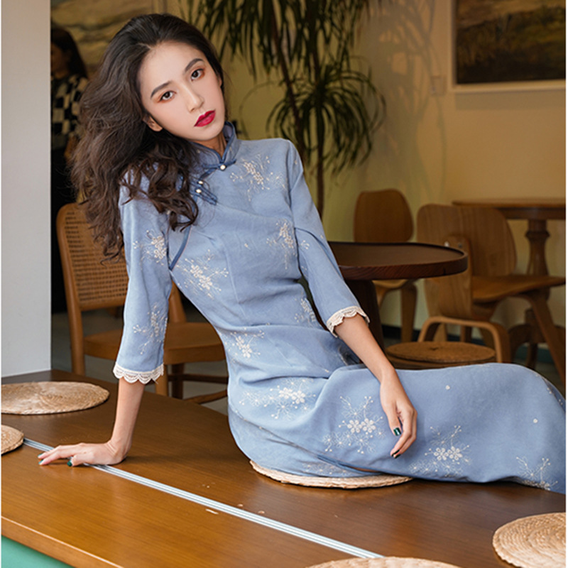 旗袍蓝色改良旗袍女麂皮绒秋季2025新款时尚年轻气质复古中长款连