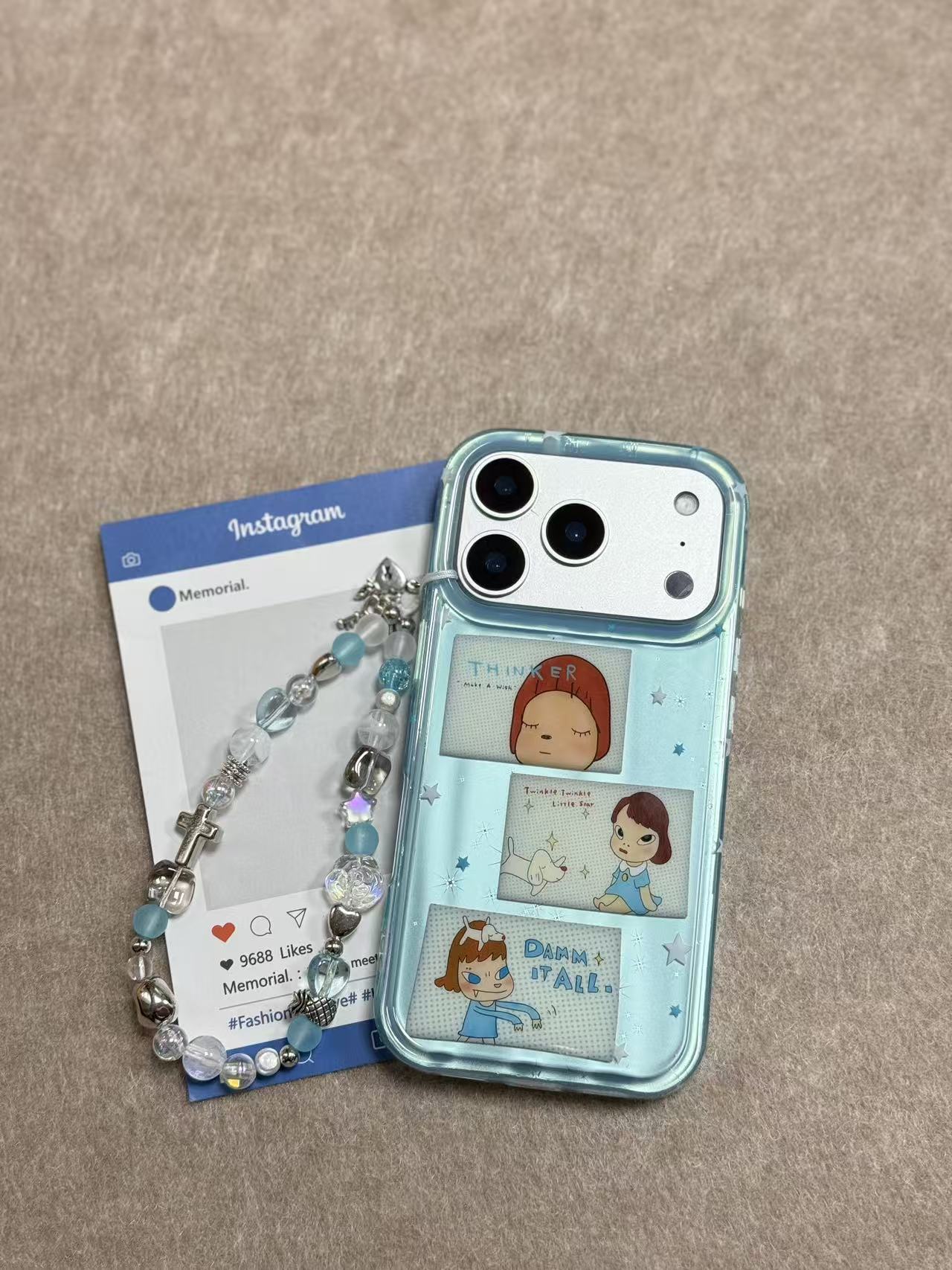 蓝底奈良美智带挂链无磁吸款适用于苹果手机壳13-17pm