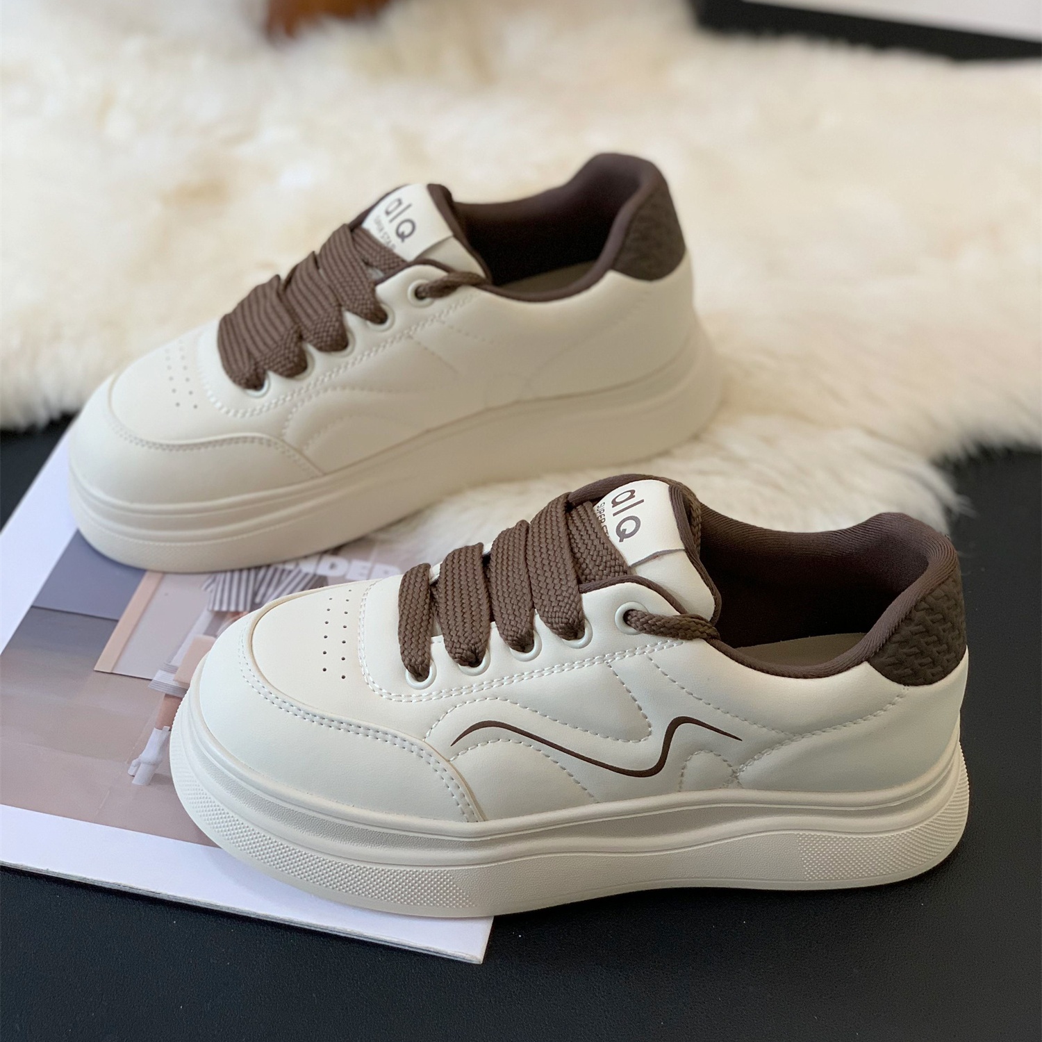 2025年新款韩版显脚小百搭小白鞋女秋冬超火简约时尚复古厚底板鞋