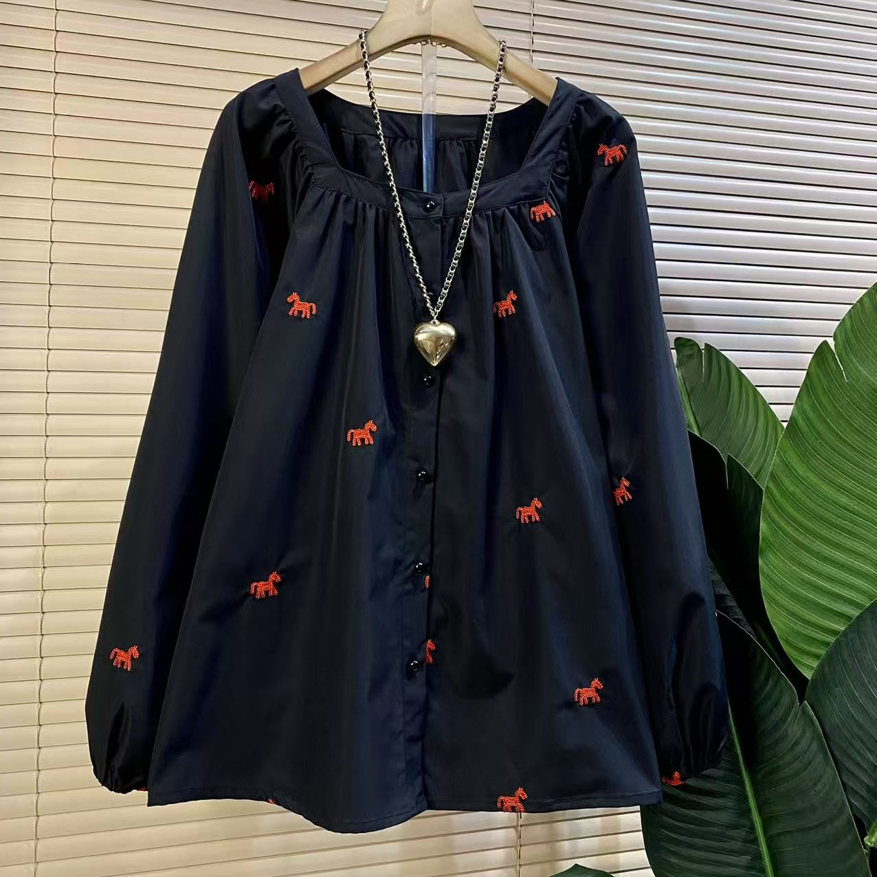 F-1655胖mm欧货时尚新款法式刺绣方领遮肉显瘦衬衫