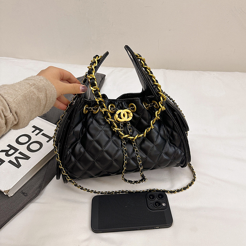 2025年黑色抽绳水桶包小香风球纹hobo包腋下包包链条手提嬉皮小包