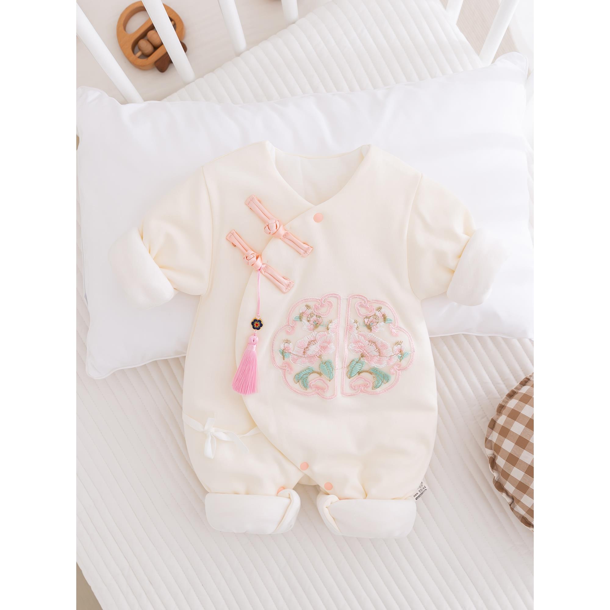 中国风婴儿衣服秋冬季女满月宝宝夹衣加厚服新生儿哈衣拜年服