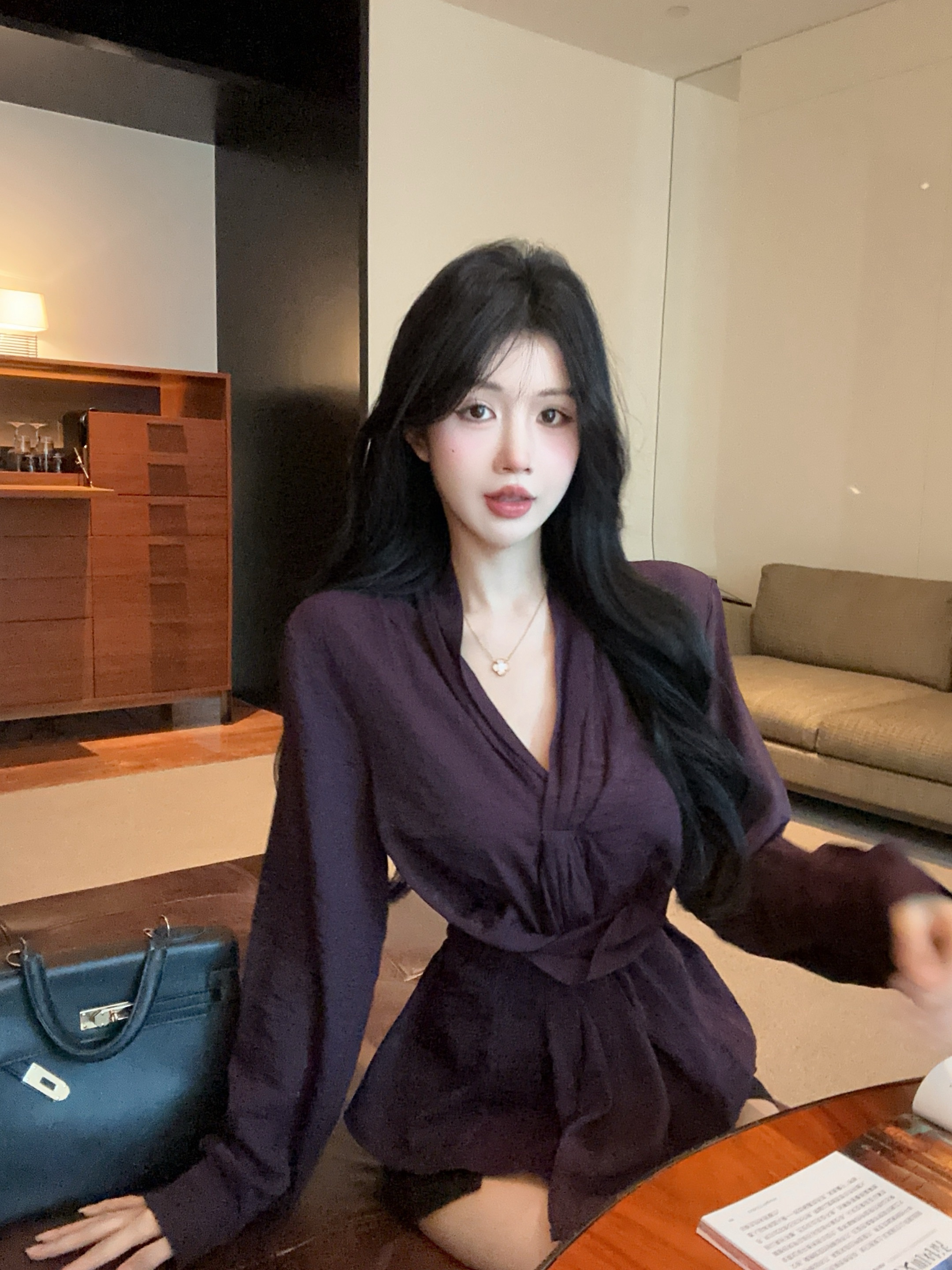 秋装新款收腰显瘦高级感V领长袖设计感系带交叉收腰设计感上衣女