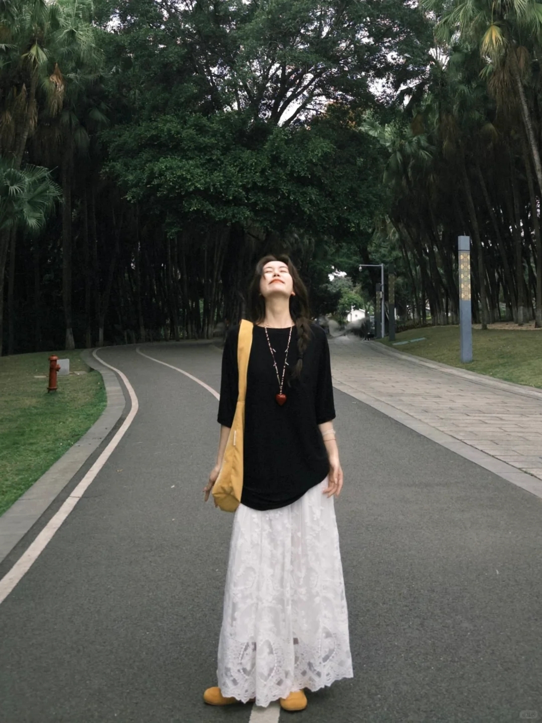 夏季温柔风搭配一整套装女韩系宽松黑色T恤白色蕾丝半身裙两件套