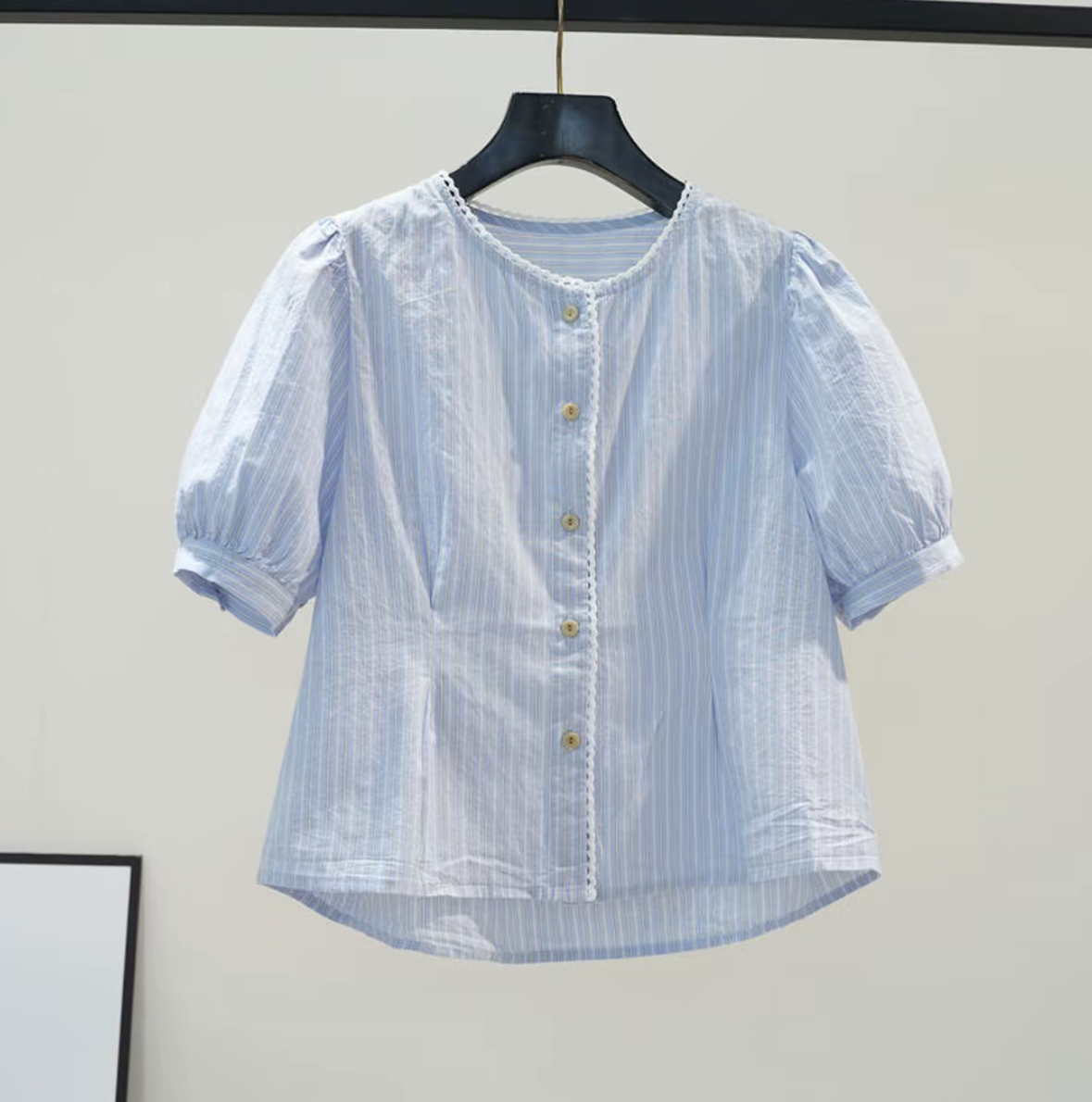 季念棉浅蓝色竖条纹棉衬衫女短款2025夏季新品时尚泡泡袖上衣潮