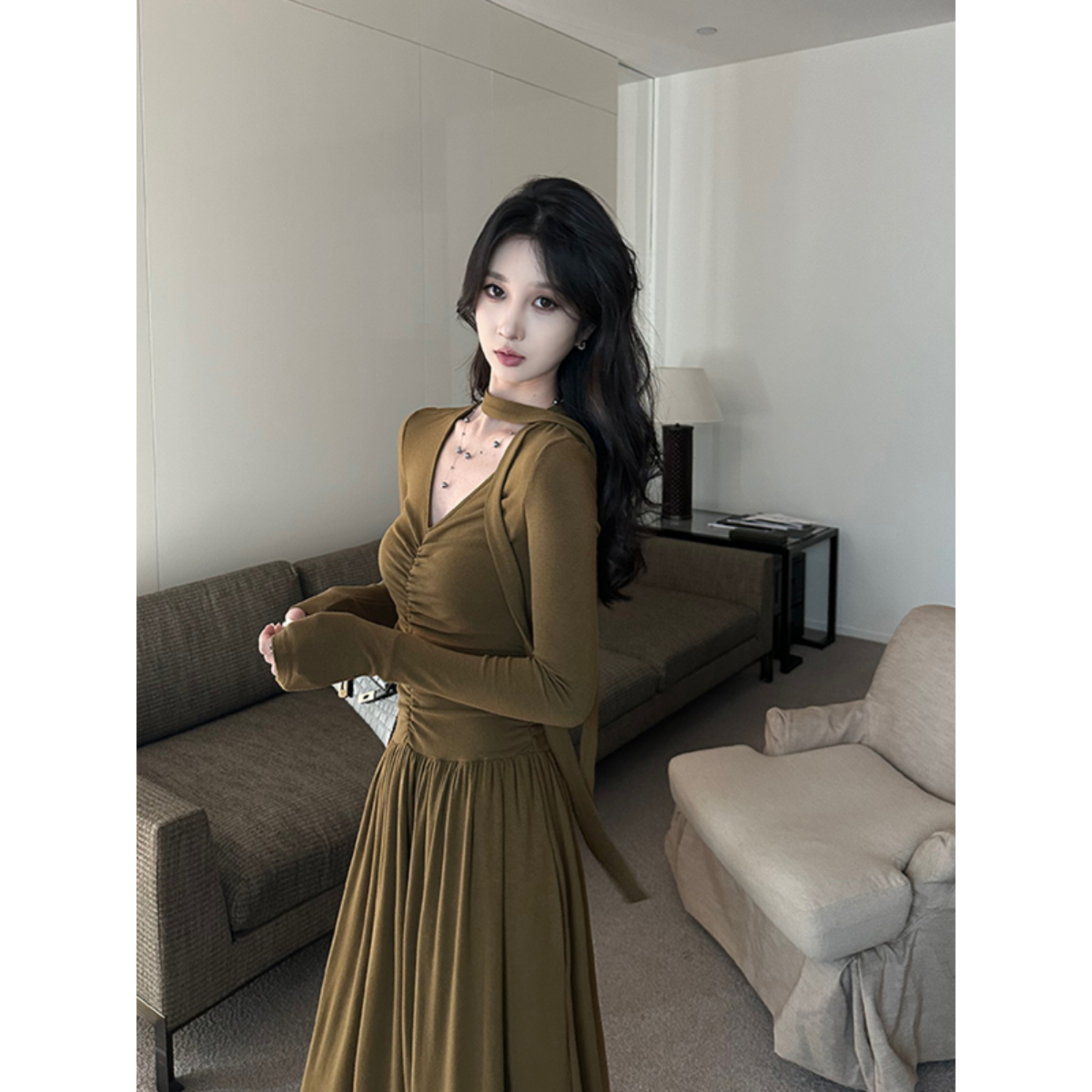 韩系温柔风设计感褶皱飘带连衣裙大V领修身显瘦a字针织长裙8058