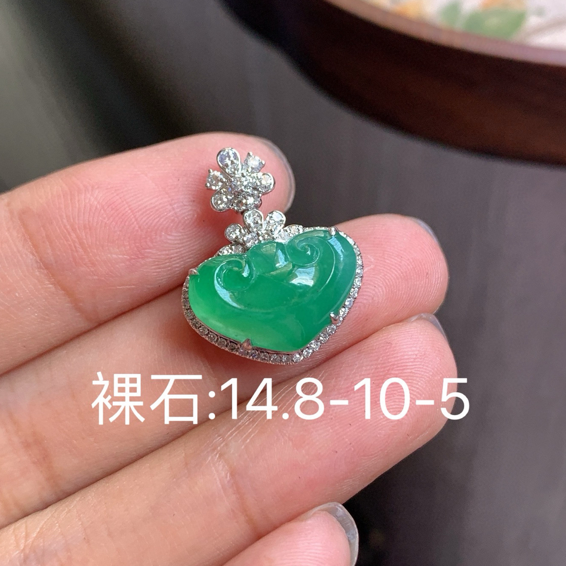 冰绿爱心桃如意吊坠，天然翡翠缅A18k金镶嵌，裸石尺寸：14.8-10-5:
